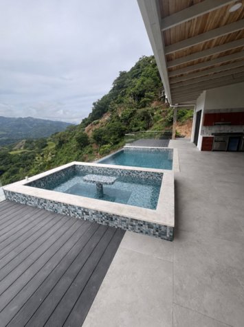 Propiedad moderna con casa de huéspedes y vistas en Atenas en Atenas, Alajuela — $825,000