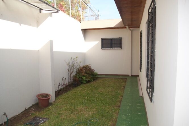 Casa en Alquiler. en Sánchez, Curridabat, San José — ₡ 750 000