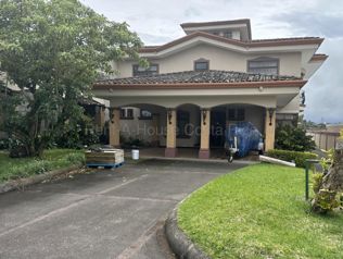 Venta de residencia con vistas panorámicas en San Isidro de Heredia #27-442 GS
