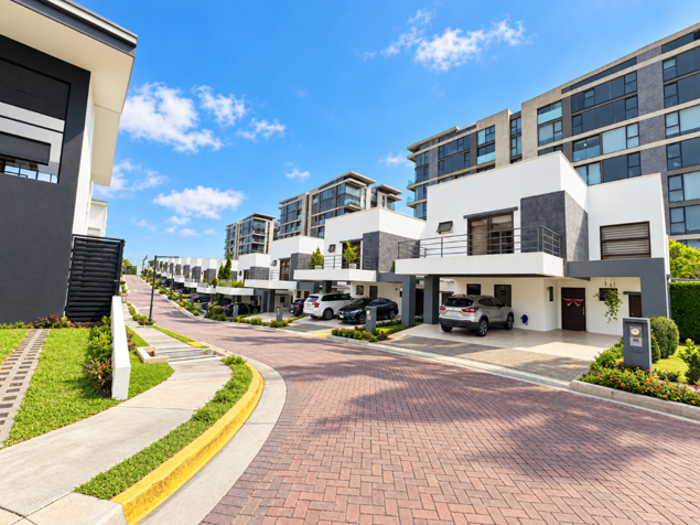 Casa en venta en Curridabat, Condominio 221 in Granadilla, Curridabat, San José — $350,000