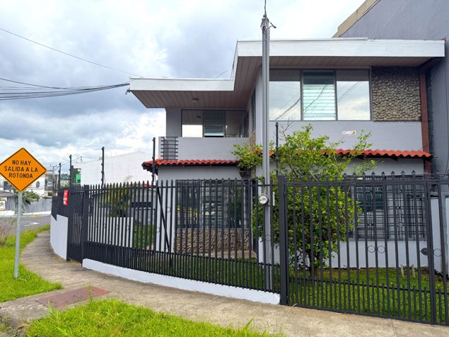 VENTA Casa en Los Yoses Sur | Ubicación Premium, Amplios Espacios y Estilo Urbano in Zapote, San José — $265,000