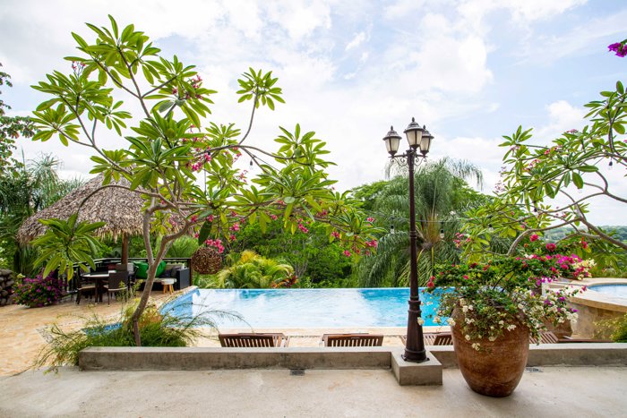 "Villa con Piscina, Árboles Frutales y Entorno Campestre Único" en San Rafael, Esparza, Puntarenas — $1,100,000 - Foto 2 de 29