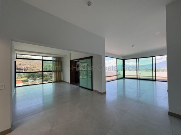 Penthouse en Escazú con amplia terraza, vistas panorámicas y acabados de lujo #26-1639 GS en Escazú, San José — $800,000