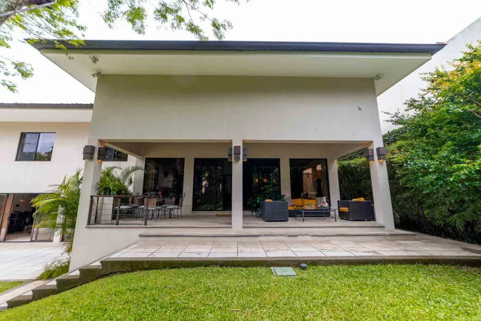 Elegancia, Privacidad y Comodidad en el Corazón de Escazú en San Rafael, Escazú, San José — $1,195,000 - Foto 3 de 33