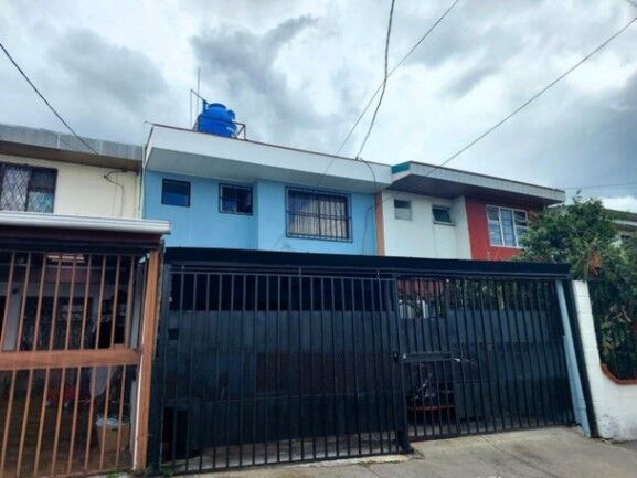 Se vende espaciosa casa de 2 plantas en Hatillo San José 25-1895 en Hatillo, San José — ₡ 85 000 000