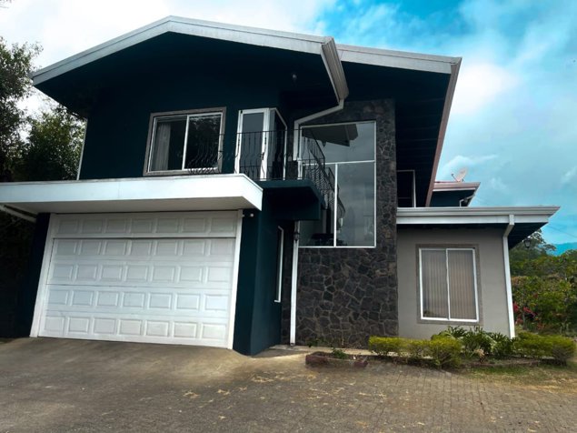 Impresionante casa moderna de 3 dormitorios con amplios jardines. in Grecia, Alajuela — $179,000,000