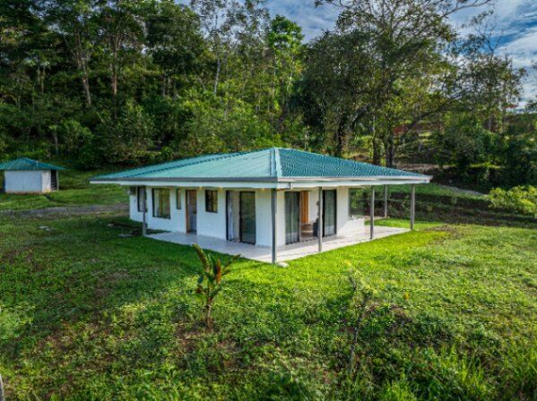 CASA NUEVA EN REFUGIO DE 20HECTAREAS, EN 3PIEDRAS DE QUEPOS. en Savegre, Quepos, Puntarenas — $749,000