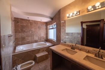 Hermosa casa de lujo, San Isidro de Heredia, 2,600 mts2 in San Isidro, Heredia — $950,000 - Photo 5 of 15