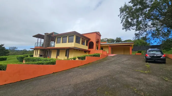 Casa en venta en San Jerónimo de Moravia | Amplio terreno y vistas panorámicas en San Jerónimo, Moravia, San José — $545,000