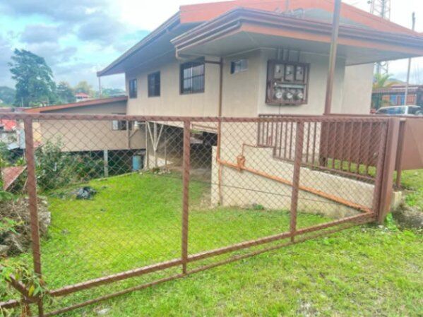 CASA DE 2 PLANTAS Y 3 LOCALES COMERCIALES EN SAN VITO.  in San Vito, Coto Brus, Puntarenas — ₡ 90 000 000