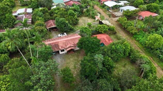 VENTA DE PROPIEDAD MULTIFAMILIAR: 2 CASAS Y AMPLIO TERRENO DE 9.150 M2 A 25 MIN DE SAN ISIDRO in San Pedro, Pérez Zeledón, San José — $195,000