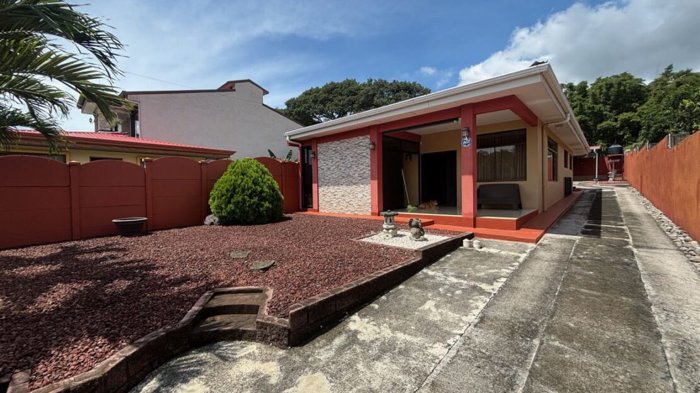 Lindos acabados en lindo vecindario de Atenas! en Atenas, Alajuela — $199,000
