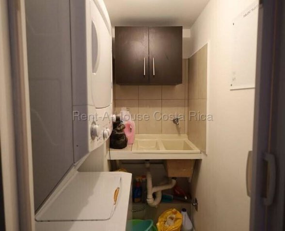 Alquiler de Apartamento en Lomas de Ayarco Sur-Curridabat. RAH 26-2179 en Sánchez, Curridabat, San José — $1,000