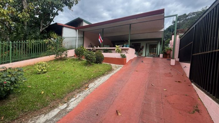 Casa asequible a 5 minutos del centro de Atenas en area bonita in Atenas, Alajuela — $170,000