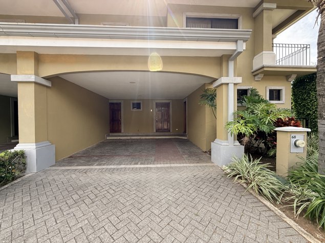 Casa Esquinera de 3 Habitaciones con Jardín y Terraza en Almería en Pozos, Santa Ana, San José — $420,000 - Foto 2 de 42