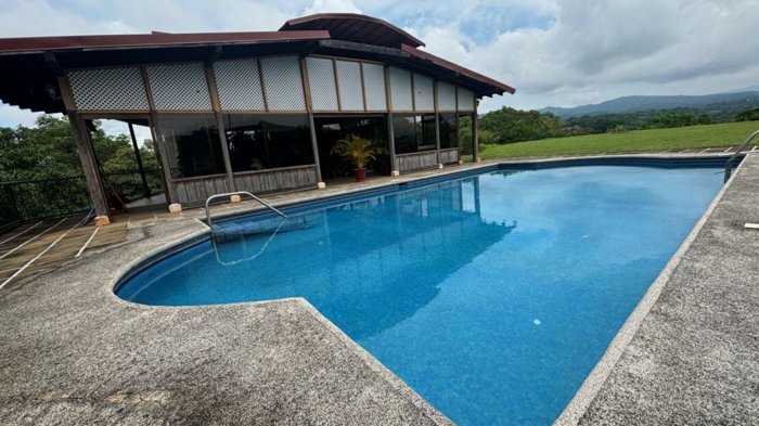 Complejo con varios edificaciones con piscina en Atenas in Atenas, Alajuela — $1,150,000