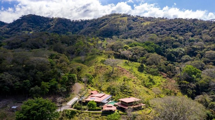 Finca de 463,196m2 91 lotes con casa, finca y area commercial en Atenas, Alajuela — $8,000,008