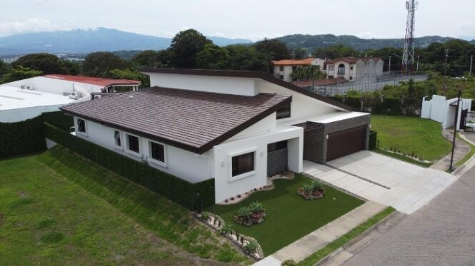 Venta de Moderna y Estraordinaria Casa en Santa Ana / Mls. 26-713 OFC JB en Uruca, Santa Ana, San José — $750,000