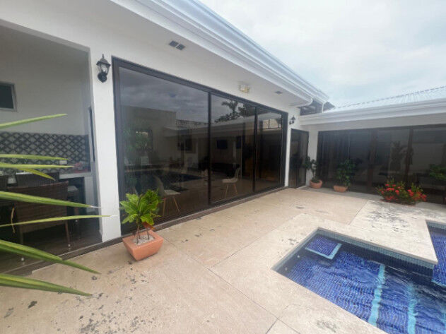 Espaciosa y cómoda casa en Jacó, Puntarenas en Jacó, Garabito, Puntarenas — $625,000