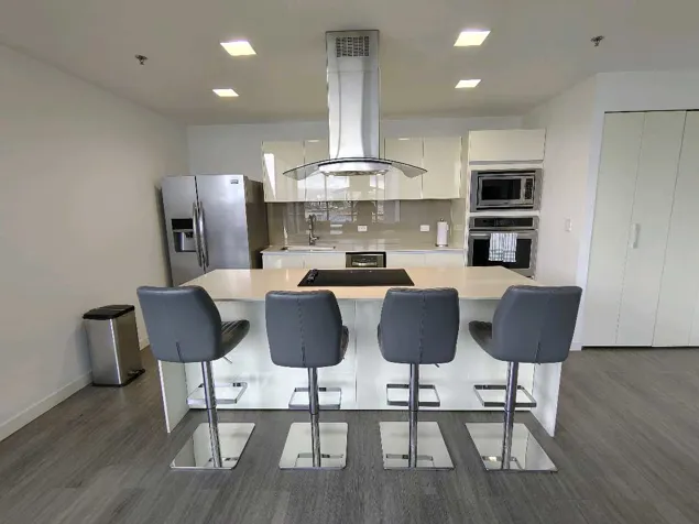 ALQUILO PENTHOUSE AMOBLADO, ESCAZU VILLAGE en Escazú, San José — $3,000
