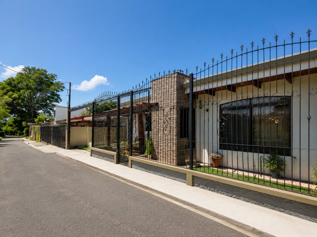Casa Independiente de Una Planta en Venta en La Guácima de Alajuela en Guácima, Alajuela — ₡ 118 000 000 - Foto 2 de 17