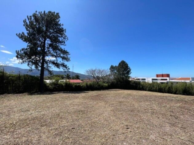 VENTA DE TERRENO CON 3 LOTES PLANOS GUACHIPELIN RESIDENCIAL en San Rafael, Escazú, San José — $685,200