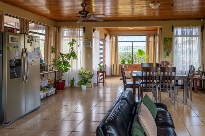 Home with a View of the Valley, 10 Minutes from the Center of Atenas en Mercedes, Atenas, Alajuela — $1,200 - Foto 2 de 22