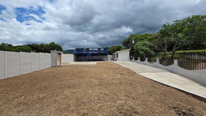 Flat Property with Apartment and Mixed-Use Potential - Atenas in San José, Atenas, Alajuela — ₡ 65 000 000