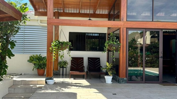 Casa estilo oasis ubicada en una area tranquila residencial en Atenas, Alajuela — $525,000 - Foto 2 de 11
