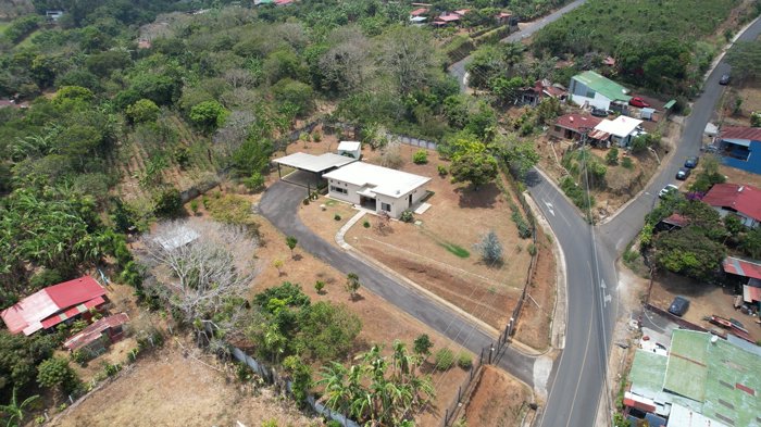 Casa en Venta Porozal de Naranjo in Naranjo, Alajuela — $390,000 - Photo 2 of 19