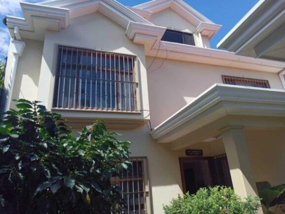 Casa independiente y amplia de sólida construcción en Jaboncillos. in Escazú, San José — $385,000