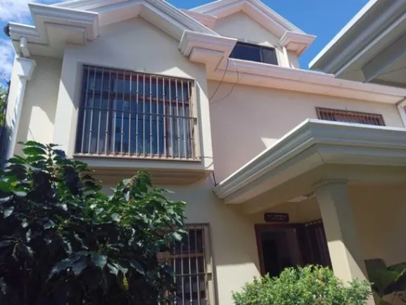 Casa independiente y amplia de sólida construcción en Jaboncillos. en Escazú, San José — $385,000