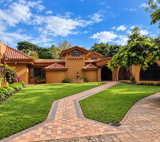 LUXURY RESIDENCE WITH COMMERCIAL POTENTIAL IN SANTO DOMINGO DE HEREDIA in Pará, Santo Domingo, Heredia — $1,650,000 - Photo 1 of 25