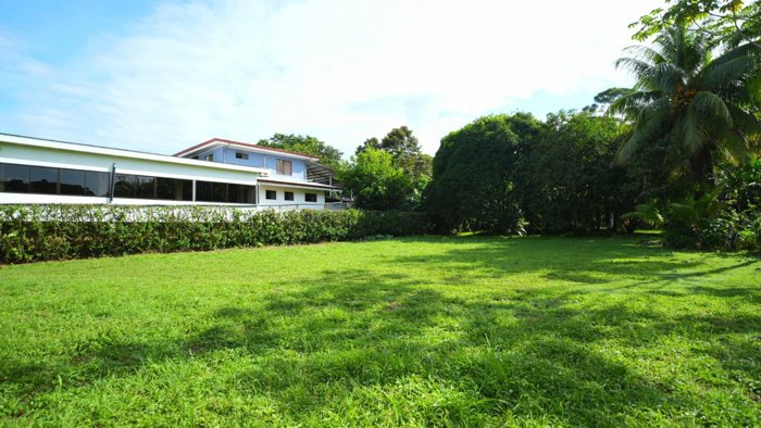 SE VENDE CASA CON PISCINA Y GRAN POTENCIAL DE INVERSION CERCA DEL MAR en Bahía Ballena, Osa, Puntarenas — $300,000