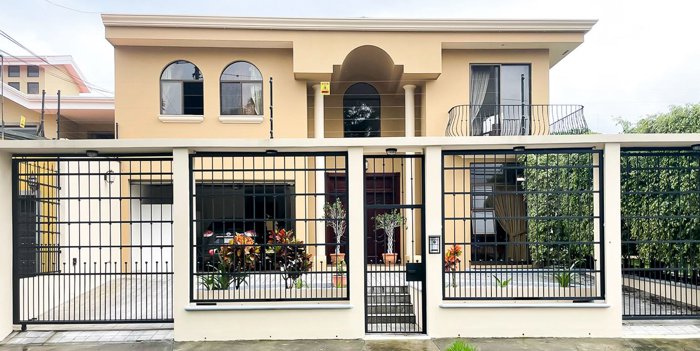 Venta casa de lujo con áreas sociales y ático, Pinares. (CT) in Curridabat, San José — $650,000