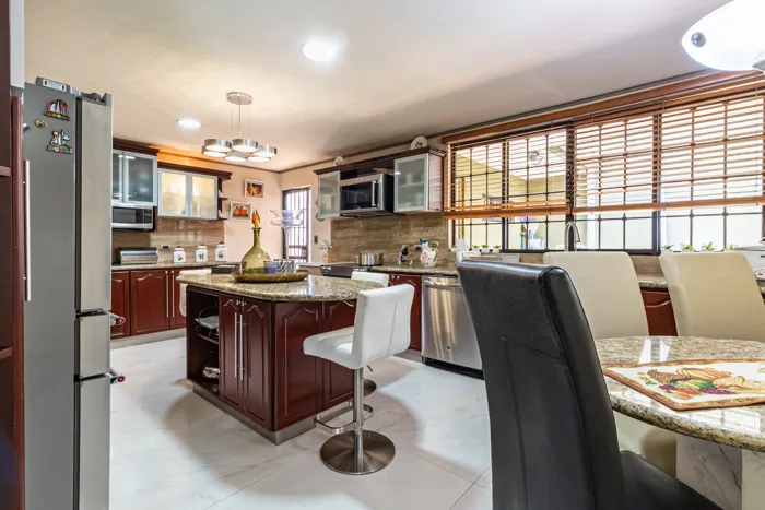 SE VENDE CASA LAURELES ESCAZU  ECLECTICA Y MODERNA en San Rafael, Escazú, San José — $1,100,000 - Foto 3 de 48