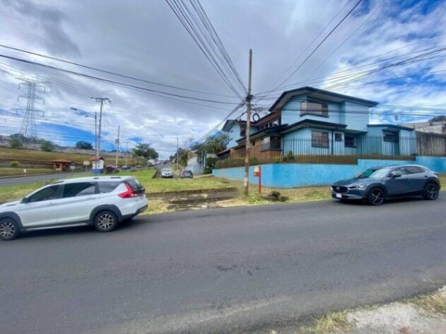Se vende espaciosa casa con patio en Santo Tomas de Heredia 25-1056 en Santo Tomás, Santo Domingo, Heredia — $435,000