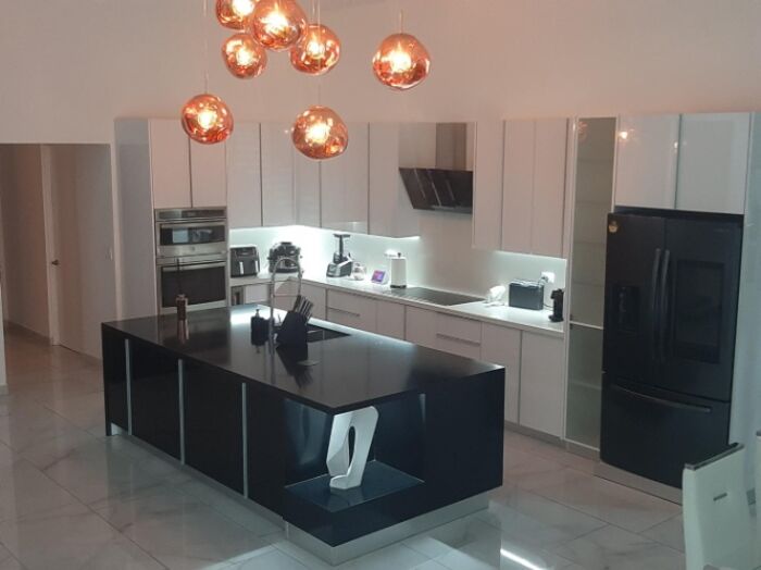 Casa de lujo contemporánea en venta en Escazú con piscina y acabados premium #26-175 GS en Escazú, San José — $2,400,000