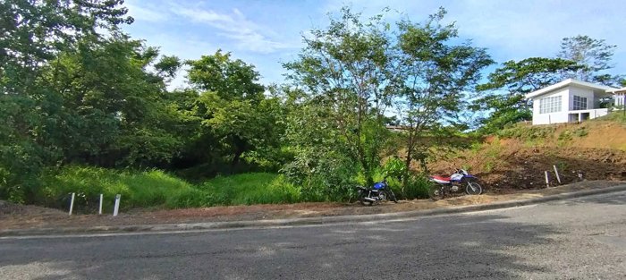 Lote de 496m2 caminando a Playa Pitahaya en Condominio Costa Dorada en Cuajiniquil, Santa Cruz, Guanacaste — $77,000