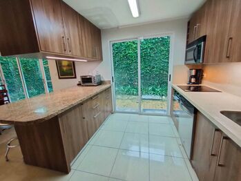 ALQUILER DE CASA AMUEBLADA, ESCAZU, GUACHIPELÍN, CONDOMINIO VILLA SOLE en Escazú, San José — $3,600 - Foto 4 de 16