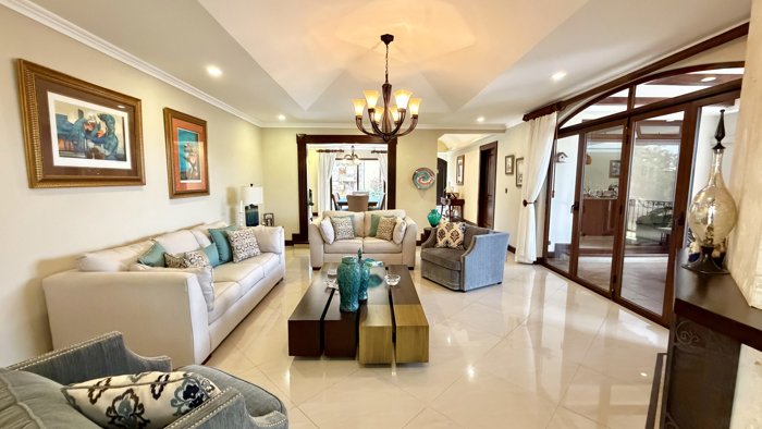 Venta casa de lujo con amplias áreas sociales, Curridabat. (FE) in Granadilla, Curridabat, San José — $975,000