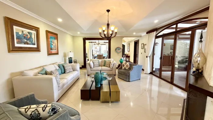 Venta casa de lujo con amplias áreas sociales, Curridabat. (FE) en Granadilla, Curridabat, San José — $975,000