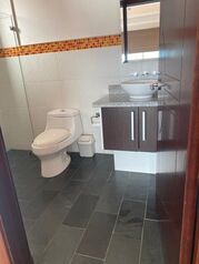 Alquiler de Apartamento en San Rafael de Escazú. RAH 26-1070 in San Rafael, Escazú, San José — $1,500 - Photo 5 of 10
