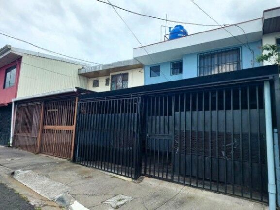 Se vende espaciosa casa de 2 plantas en Hatillo San José 25-1895 en Hatillo, San José — ₡ 85 000 000