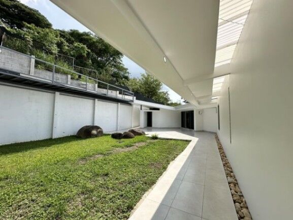 Se vende lujosa casa con piscina y amplio lote en Rio Oro 25-1146 en Pozos, Santa Ana, San José — ₡ 575 000