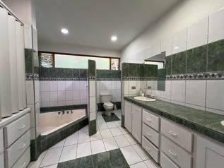 Venta de hermosa casa rodeada de jardines #26-1295 GS en San Rafael, Escazú, San José — $850,000 - Foto 4 de 11