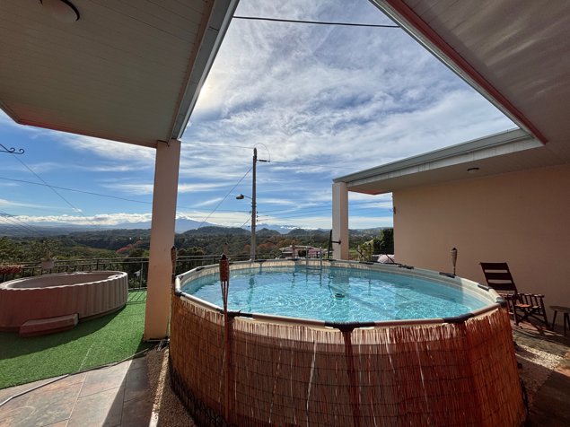 Casa con excelente vista cerca de la ciudad en comunidad cerrada en Atenas, Alajuela — $259,000 - Foto 2 de 27