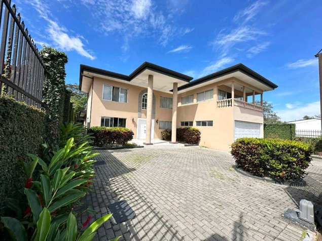 Hermosa Casa en La Alhambra in Colón, Mora, San José — $750,000