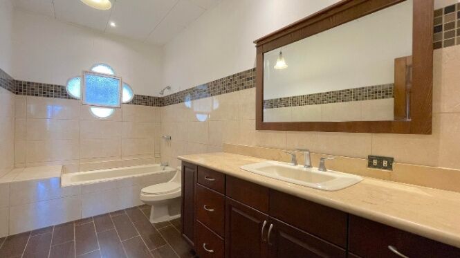 Apartamento tipo casa con vistas y privacidad en condominio exclusivo #26-1365 GS in Escazú, San José — $1,800