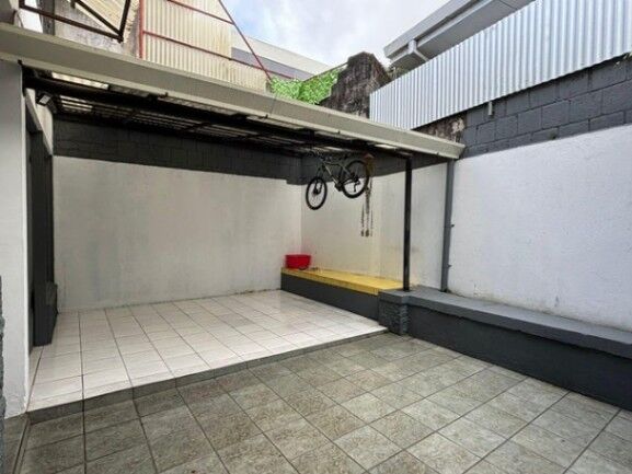 Se vende espaciosa casa de 2 plantas en Ipis San José 25-1741 in Ipís, Goicoechea, San José — $200,000